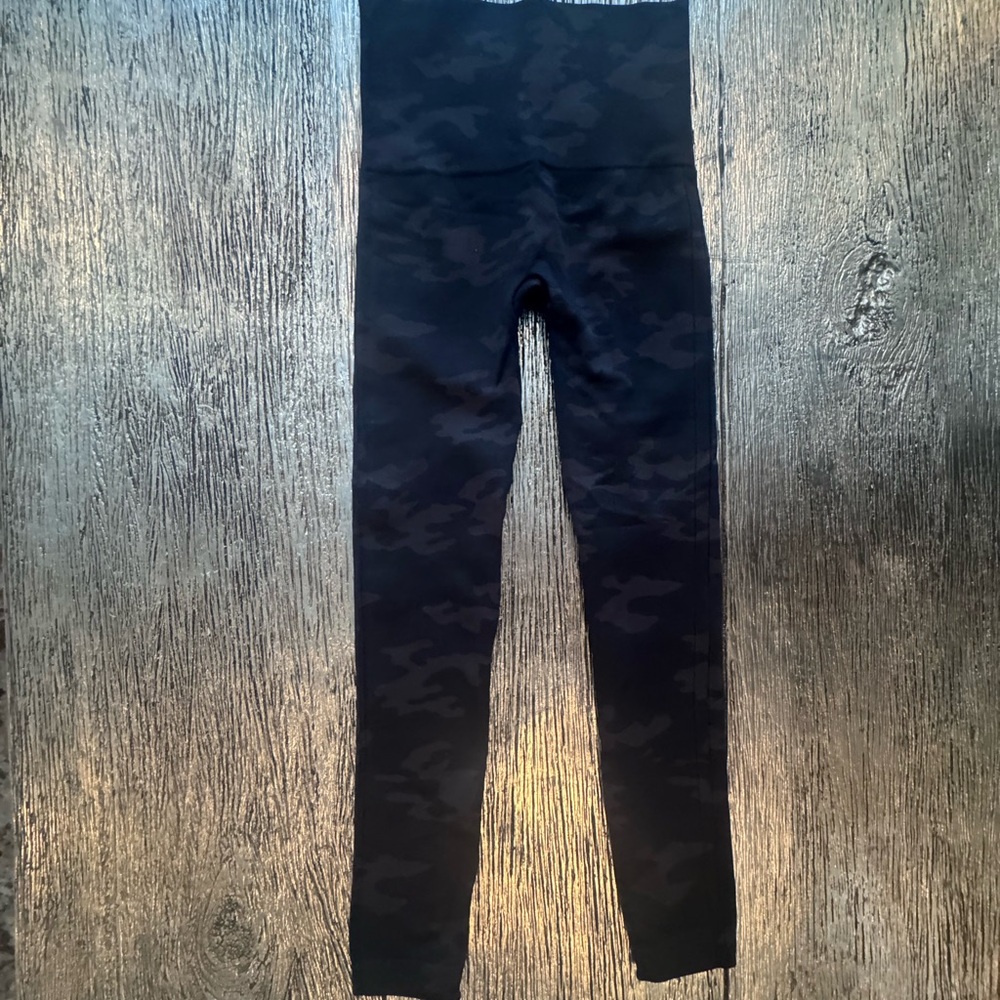 (NWT) Spanx Look At Me Now Camo Legging XS - Picture 9 of 9